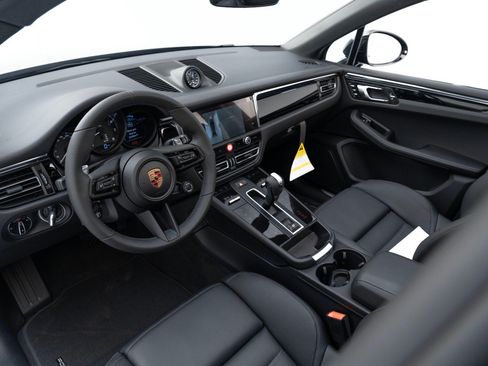 Certified 2025 Porsche Macan AWD/4WD image 4