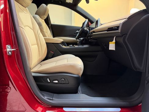 Certified 2025 Cadillac XT4 Premium Luxury FWD image 50