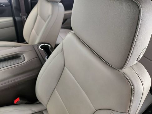 Used 2022 Chevrolet Suburban LT w/ Luxury Package RWD image 24