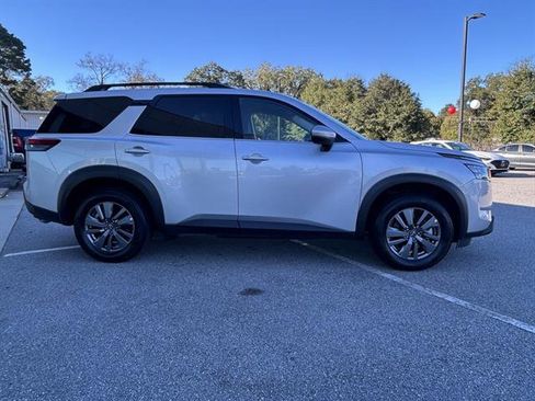 Used 2025 Nissan Pathfinder SV image 4