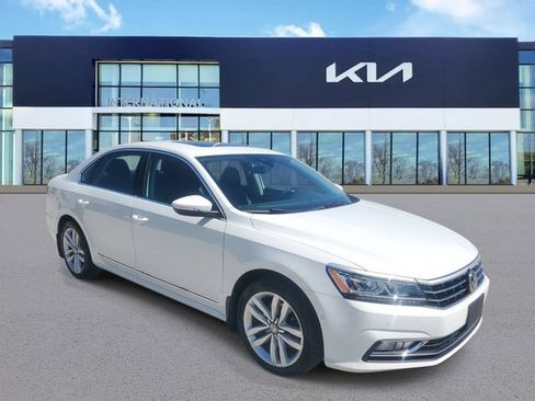 Used 2017 Volkswagen Passat 1.8T SEL Premium FWD image 2