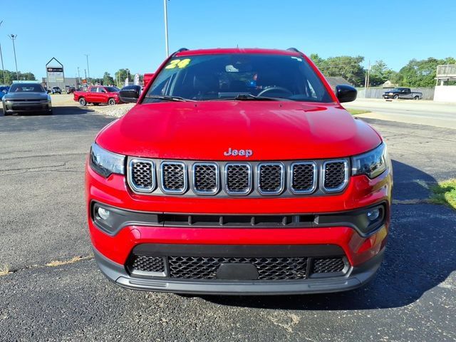 Used 2024 Jeep Compass Latitude AWD/4WD image 2