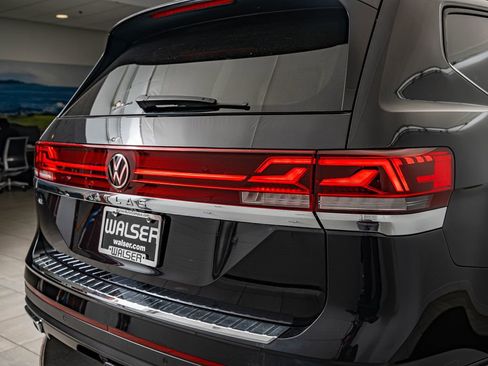 Used 2024 Volkswagen Atlas SE w/ Black Wheel Package FWD image 15