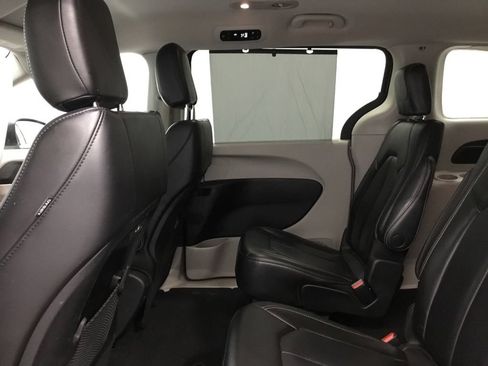 Used 2023 Chrysler Pacifica Touring-L FWD image 12