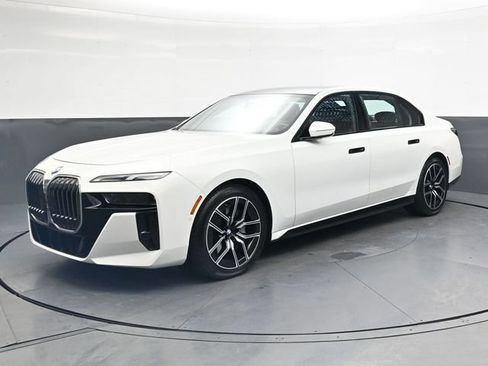 Used 2024 BMW 740i xDrive AWD/4WD image 10