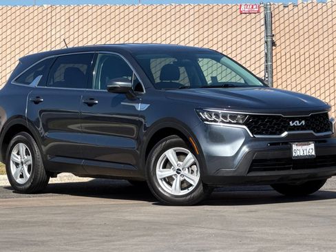 Used 2022 Kia Sorento LX FWD image 2