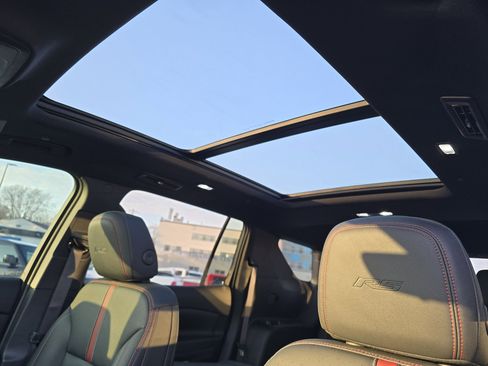 Used 2024 Chevrolet Traverse RS image 3