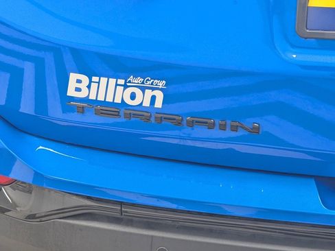 Used 2024 GMC Terrain SLT w/ Infotainment Package II image 5