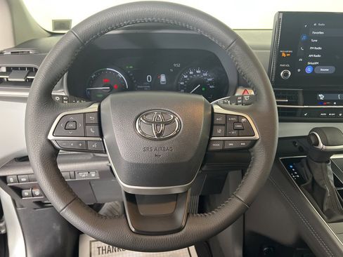 Used 2025 Toyota Sienna XLE image 7