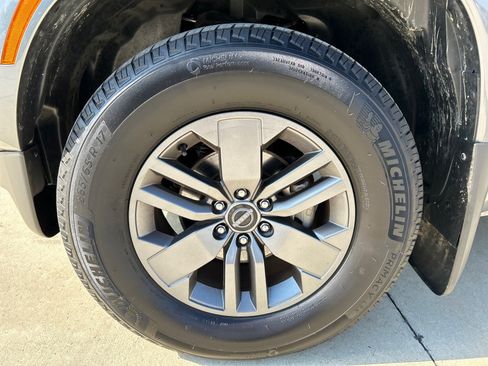 Used 2025 Nissan Frontier SV w/ SV Convenience Package RWD image 9