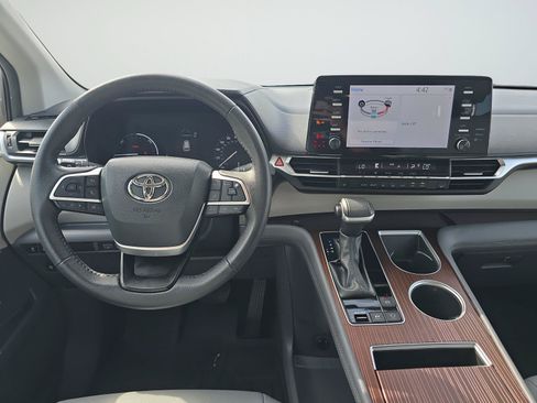 Used 2024 Toyota Sienna XLE FWD image 9