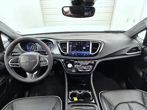 Certified 2026 Chrysler Pacifica Limited FWD image 13
