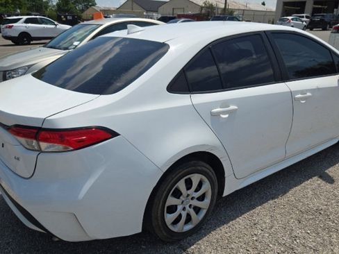 Used 2021 Toyota Corolla LE FWD image 3