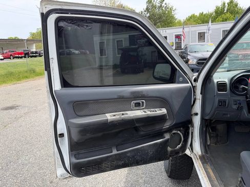 Used 2002 Nissan Xterra XE image 9