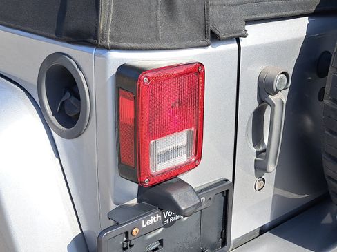 Used 2018 Jeep Wrangler Unlimited Sahara w/ Connectivity Group image 29