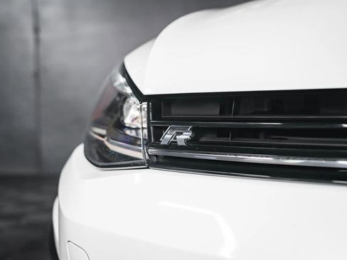 Used 2018 Volkswagen Golf R 4-Door image 8