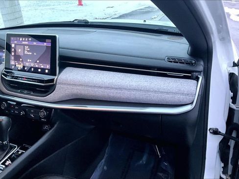 Used 2024 Jeep Compass Latitude image 17