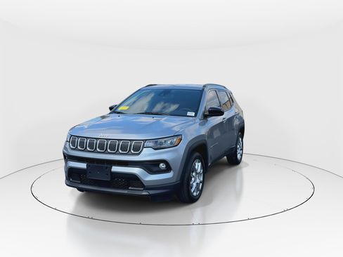 Used 2022 Jeep Compass Latitude image 3