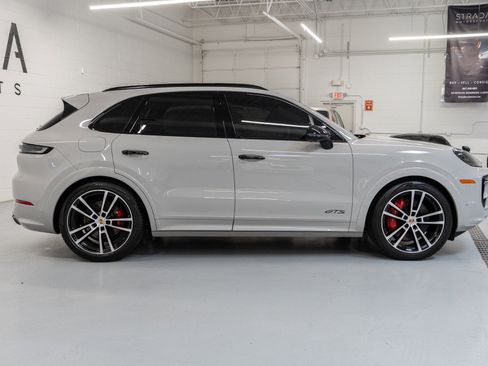 Used 2025 Porsche Cayenne GTS AWD/4WD image 9