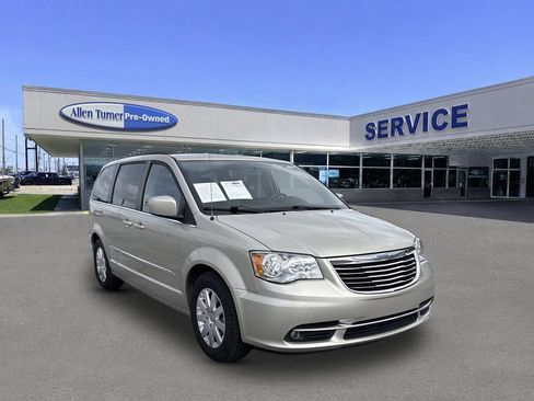 Used 2015 Chrysler Town & Country Touring FWD image 2