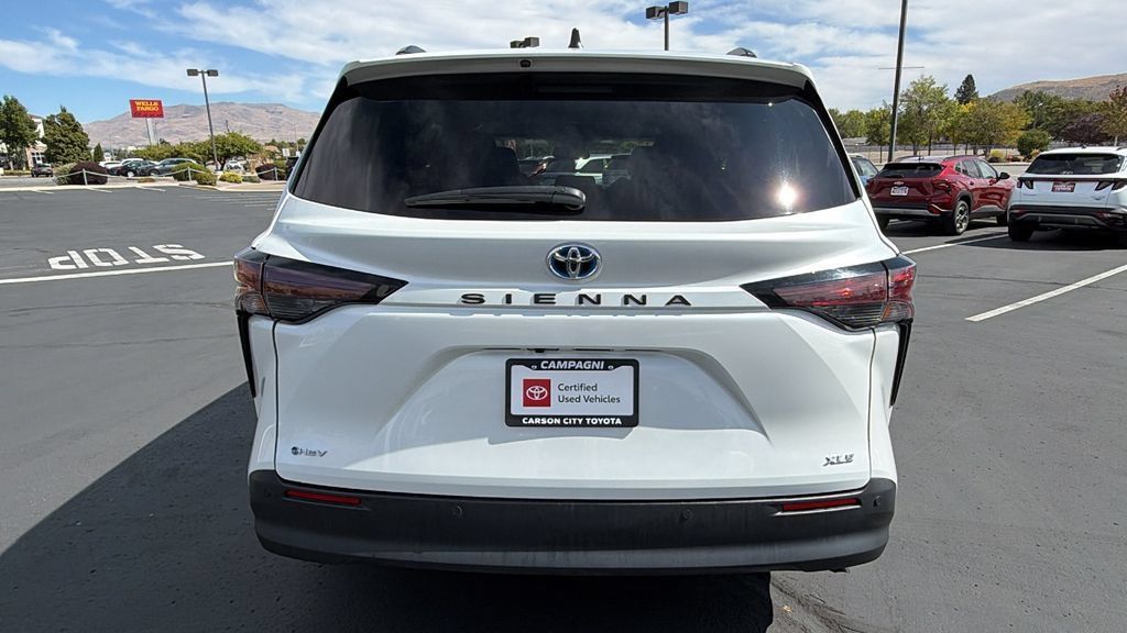Certified 2025 Toyota Sienna XLE FWD image 4