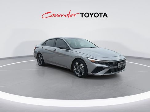 Used 2025 Hyundai Elantra Sport FWD image 2