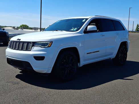Used 2020 Jeep Grand Cherokee Altitude AWD/4WD image 3