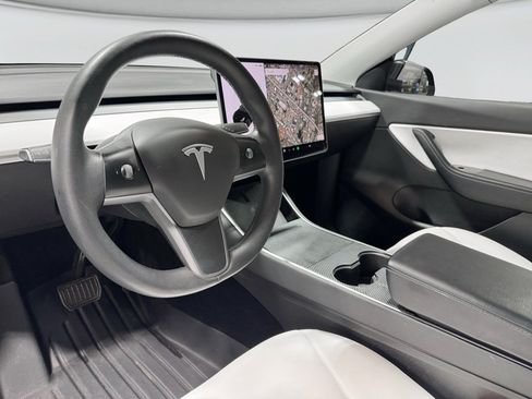 Used 2021 Tesla Model Y Long Range AWD/4WD image 17