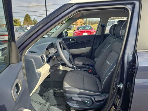 Used 2025 Hyundai Venue Limited image 11