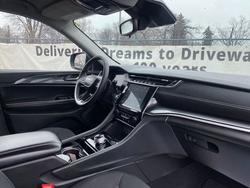 Used 2023 Jeep Grand Cherokee Laredo image 17