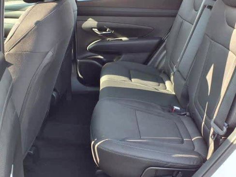 Certified 2025 Hyundai Tucson SE image 22