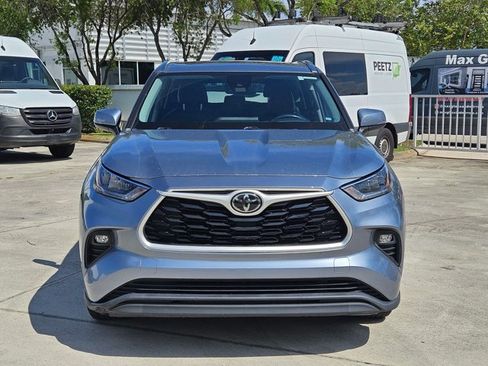 Used 2020 Toyota Highlander XLE FWD image 2