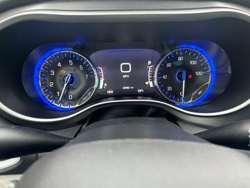 Used 2023 Chrysler Pacifica Touring-L FWD image 17