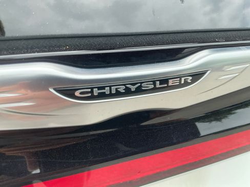 Used 2024 Chrysler Pacifica Touring-L FWD image 19