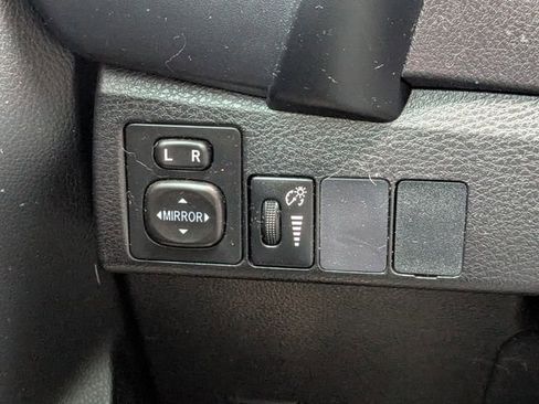 Used 2018 Toyota Corolla LE FWD image 19