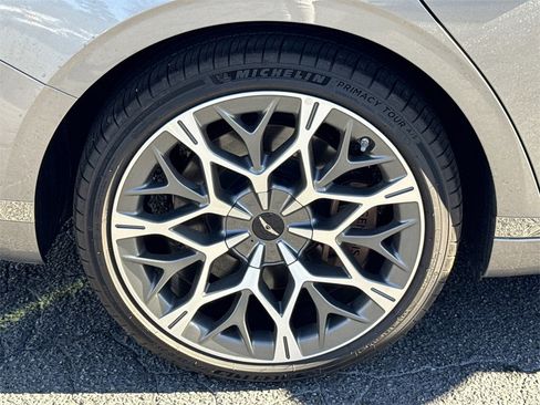 Used 2025 Genesis G90 3.5T image 17