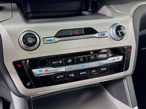 Used 2022 Ford Explorer XLT w/ Equipment Group 202A image 25