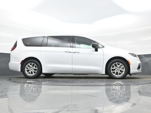 Used 2024 Chrysler Pacifica Touring-L image 32