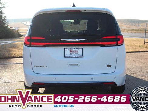 Used 2024 Chrysler Pacifica Touring-L image 7
