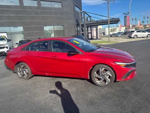 Used 2025 Hyundai Elantra Sport FWD image 3