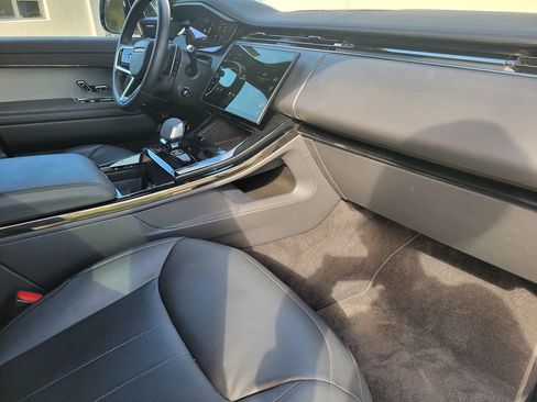 Used 2025 Land Rover Range Rover Sport SE image 9