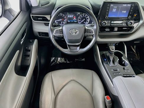 Used 2022 Toyota Highlander XLE AWD/4WD image 22