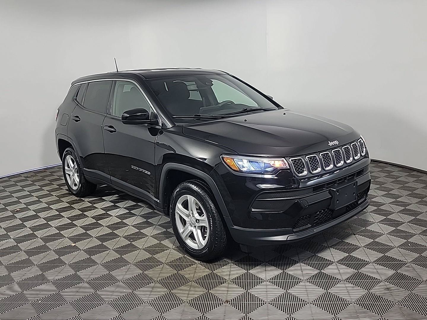 Used 2023 Jeep Compass Sport AWD/4WD image 1