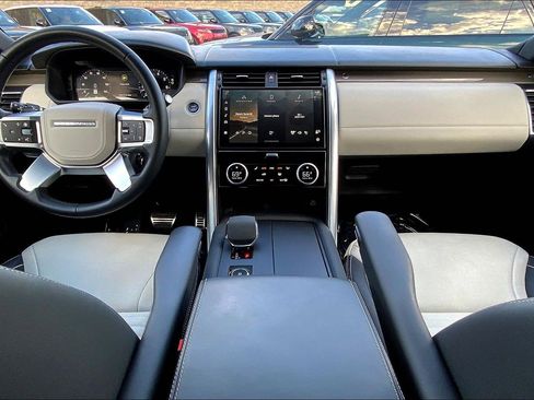 Used 2024 Land Rover Discovery Metropolitan Edition image 15