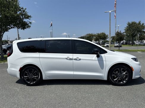 New 2026 Chrysler Pacifica Select image 2