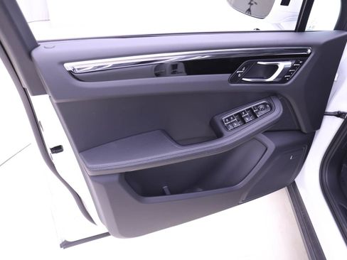 Used 2025 Porsche Macan AWD/4WD image 15