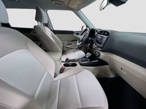 Certified 2025 Kia Soul LX w/ LX Technology Package FWD image 26