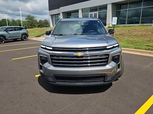 Used 2025 Chevrolet Traverse LT FWD image 2