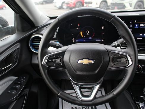 Used 2025 Chevrolet Trax LT w/ LT Convenience Package image 16