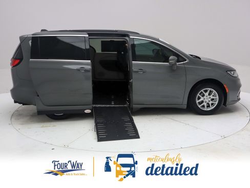 Used 2022 Chrysler Pacifica Touring-L FWD image 2